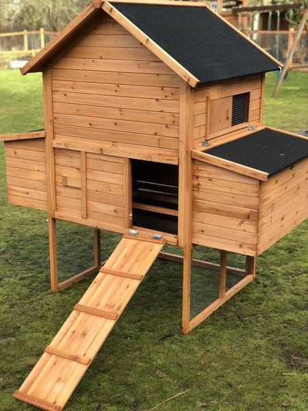 RESORT CHICKEN COOP AND RUN. PRE-SALE END OF APRIL SHIPPING